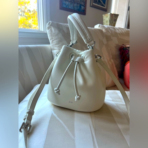 NEW JW PEI YULIA FAUX LEATHER BUCKET COLOR IVORY. Two straps removables - Picture 3 of 15